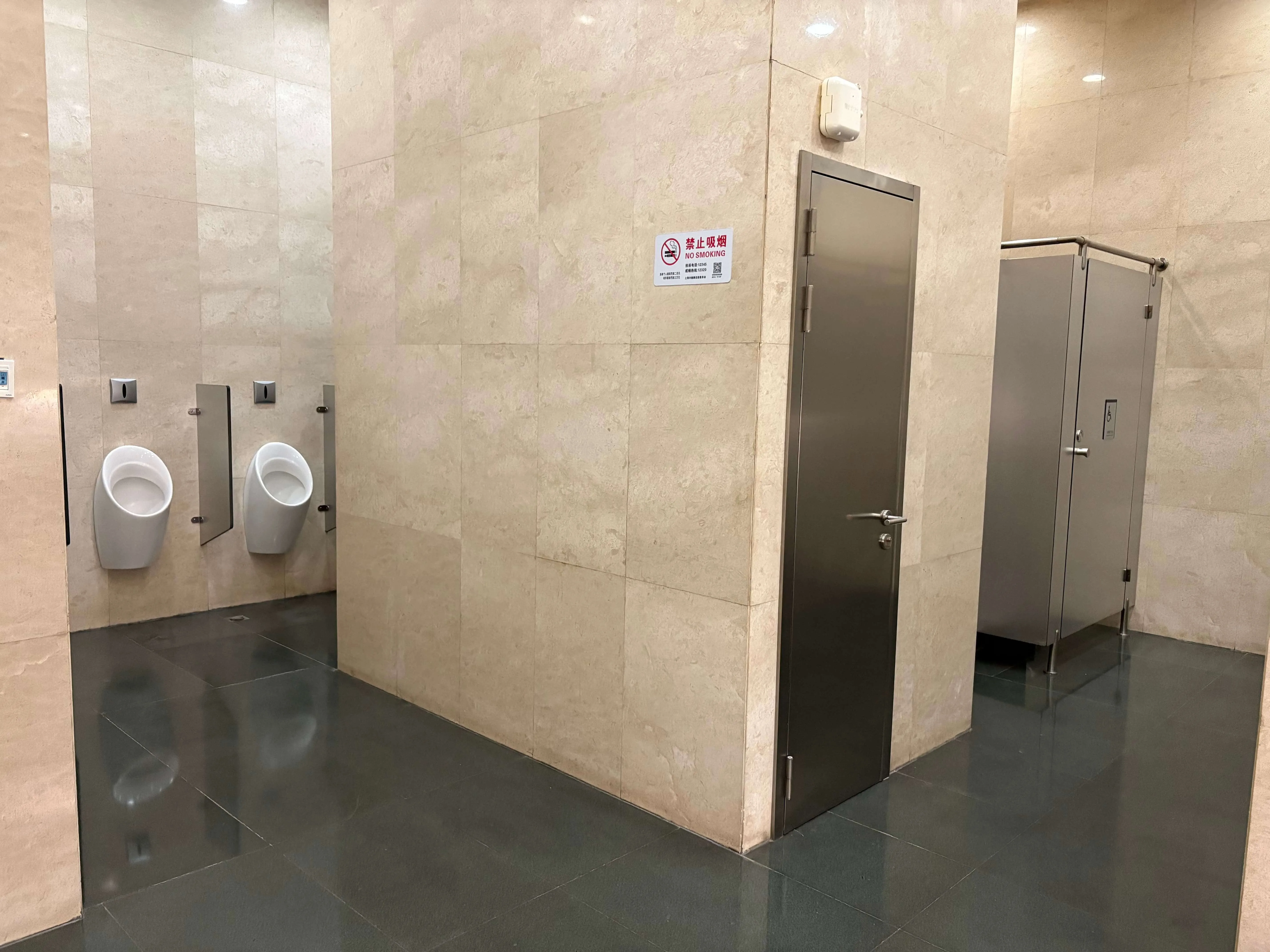 临近写字楼的厕所-1.jpg